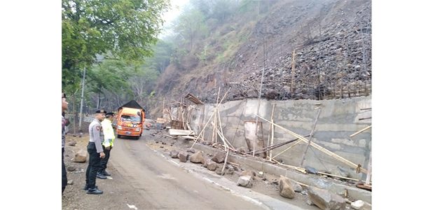Jalur Trenggalek-Ponorogo KM 16 Longsor, Petugas Terapkan Sistem Buka Tutup Jalur Trenggalek-Ponorogo KM 16 Longsor, Petugas Terapkan Sistem Buka Tutup