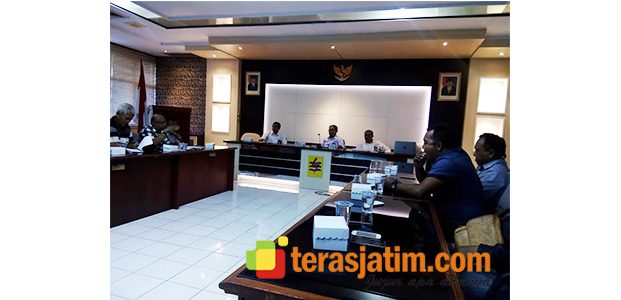 Jaringan TV Kabel Nempel di Tiang Listrik, Lintas LSM Banyuwangi Wadul Ke PLN Jaringan TV Kabel Nempel di Tiang Listrik, Lintas LSM Banyuwangi Wadul Ke PLN