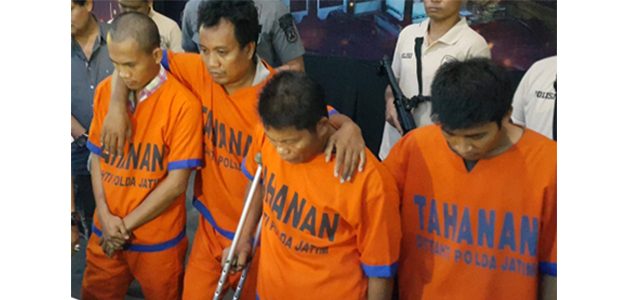 Jatanras Polda Jatim Tembak Komplotan Perampok Emas di Sumenep Jatanras Polda Jatim Tembak Komplotan Perampok Emas di Sumenep