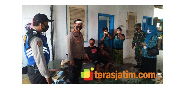 Jatim Bermasker, Kapolsek Tanggulangin Sidoarjo Bagikan Masker Ke Warga Jatim Bermasker, Kapolsek Tanggulangin Sidoarjo Bagikan Masker Ke Warga