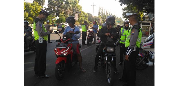 Jelang Akhir Operasi Patuh Semeru, Dalam Sehari Polres Situbondo Tilang 385 Pengendara Jelang Akhir Operasi Patuh Semeru, Dalam Sehari Polres Situbondo Tilang 385 Pengendara