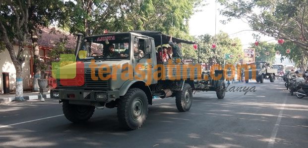 Jelang HUT TNI, Kodim 0812 Arak Alustista Keliling Kota Jelang HUT TNI, Kodim 0812 Arak Alustista Keliling Kota