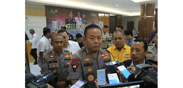 Kapolda dan Gubernur Jatim Gelar Cangkrukan Bersama Serikat Pekerja Kapolda dan Gubernur Jatim Gelar Cangkrukan Bersama Serikat Pekerja