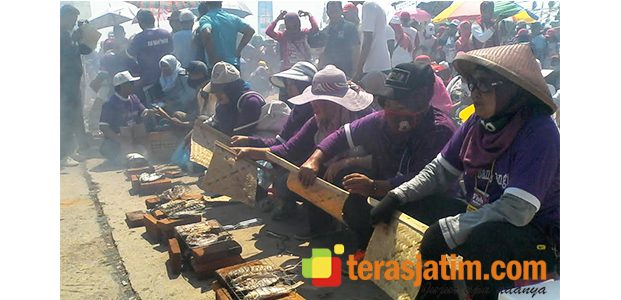 Jelang Petik Laut, Warga Muncar Banyuwangi Bakar Ikan Secara Masal Jelang Petik Laut, Warga Muncar Banyuwangi Bakar Ikan Secara Masal