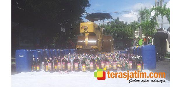 Jelang Ramadhan, Polres Banyuwangi Musnahkan Ribuan Botol Miras