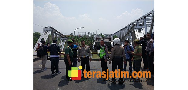 Jembatan Widang Ambruk, 3 Truk dan Sebuah Motor Terjun ke Sungai Jembatan Widang Ambruk, 3 Truk dan Sebuah Motor Terjun ke Sungai