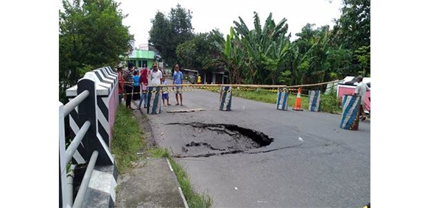 Jembatan di Saradan Ambrol, Jalur Kendaraan Surabaya-Ngawi Dialihkan Jembatan di Saradan Ambrol, Jalur Kendaraan Surabaya-Ngawi Dialihkan