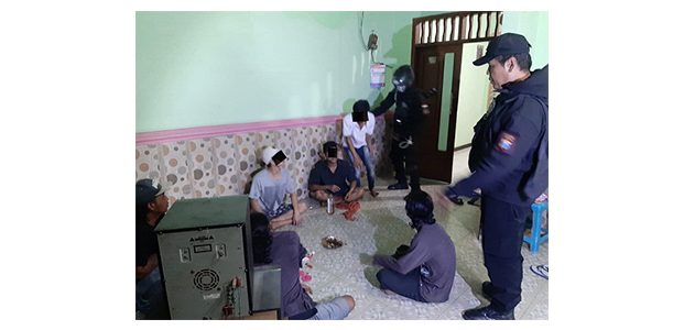 Joget Sambil Pesta Miras di Tengah Malam, 7 Pemuda Diamankan Joget Sambil Pesta Miras di Tengah Malam, 7 Pemuda Diamankan