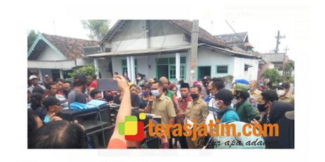 Diduga Selingkuh, 2 Perangkat Desa di Megaluh Jombang Didemo Warganya