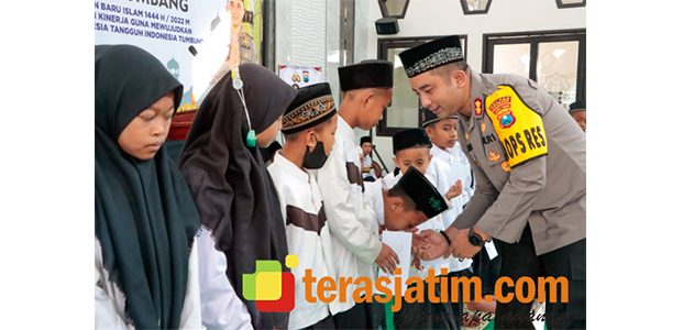 Kapolres Jombang Beri Santunan Anak Yatim dan Bea Siswa Kapolres Jombang Beri Santunan Anak Yatim dan Bea Siswa