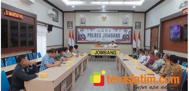 Insiden Tawuran Warnai Karnaval di Rejosopinggir Jombang, Polisi Turun Tangan Insiden Tawuran Warnai Karnaval di Rejosopinggir Jombang, Polisi Turun Tangan