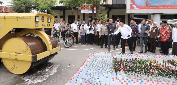 Jelang Ramadhan, Polres Jombang Musnahkan 7.310 Botol Miras dan 14 Jeriken Minuman Beralkohol Jelang Ramadhan, Polres Jombang Musnahkan 7.310 Botol Miras dan 14 Jeriken Minuman Beralkohol