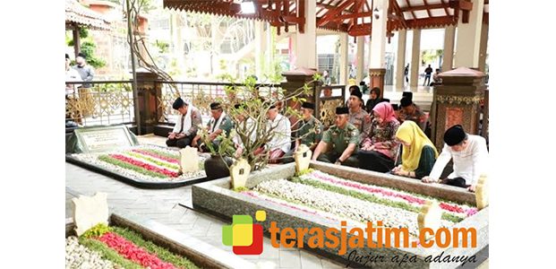 Ke Jombang, Kapolda dan Pangdam Kunjungi Ponpes Tebuireng dan Tambak Beras Ke Jombang, Kapolda dan Pangdam Kunjungi Ponpes Tebuireng dan Tambak Beras