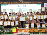 Bupati dan 45 Kades di Jombang Terima Lencana Bhakti Desa Madya dan Lencana Desa Mandiri