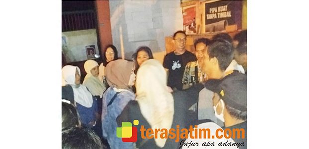 Buntut Investasi Smart Wallet, Rumah Anggota DPRD Jombang Digeruduk Warga Buntut Investasi Smart Wallet, Rumah Anggota DPRD Jombang Digeruduk Warga
