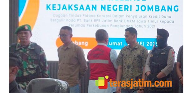 Mantan Direktur Perumda Panglungan Wonosalam Resmi Jadi Pesakitan Kejaksaan Negeri Jombang Mantan Direktur Perumda Panglungan Wonosalam Resmi Jadi Pesakitan Kejaksaan Negeri Jombang