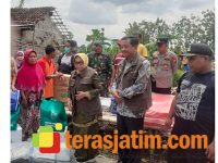 Bupati Jombang Serahkan Bantuan ke 9 Warga Terdampak Angin Kencang di Banjardowo