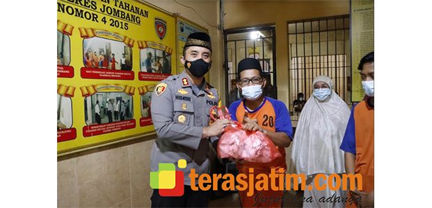Kapolres Jombang Ajak Para Tahanan Buka Puasa Bersama, Menunya Sate Kambing Kapolres Jombang Ajak Para Tahanan Buka Puasa Bersama, Menunya Sate Kambing