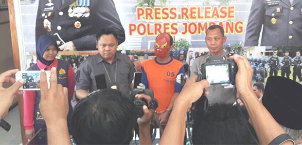 Jual PSK Lewat WA, Pemilik Warung di Jalan Raya Ploso Jombang ini Dibekuk Polisi Jual PSK Lewat WA, Pemilik Warung di Jalan Raya Ploso Jombang ini Dibekuk Polisi