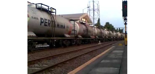 Mendadak Mogok di Tengah Rel, Mobil Karimun Tersambar KA BBM di Malang Mendadak Mogok di Tengah Rel, Mobil Karimun Tersambar KA BBM di Malang
