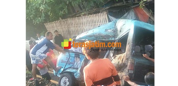 KA Tabrak Mikrolet di Perlintasan Tanpa Palang Pintu di Blitar, 3 Tewas 1 Kritis KA Tabrak Mikrolet di Perlintasan Tanpa Palang Pintu di Blitar, 3 Tewas 1 Kritis
