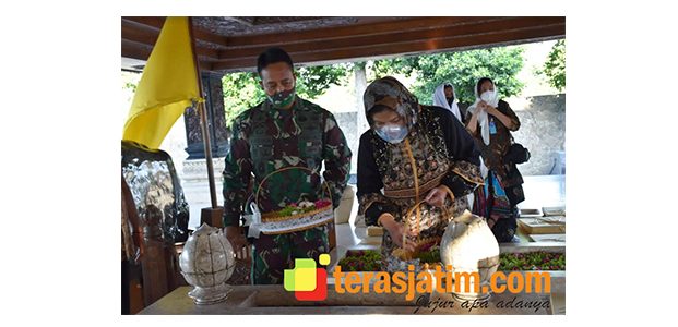 Kunjungi Blitar, KSAD Ziarah ke Makam Bung Karno Kunjungi Blitar, KSAD Ziarah ke Makam Bung Karno