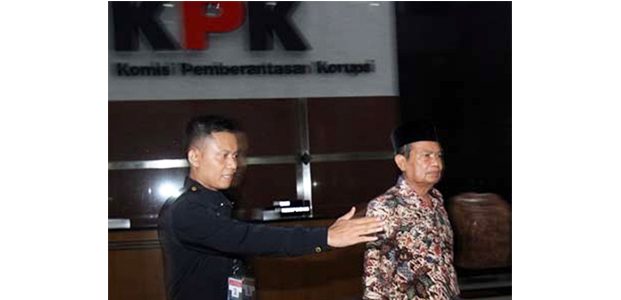 KPK Periksa Wali Kota Mojokerto Sebagai Tersangka Kasus Suap KPK Periksa Wali Kota Mojokerto Sebagai Tersangka Kasus Suap