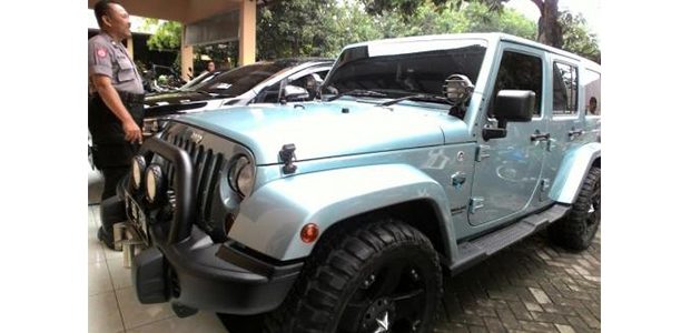 KPK Sita 3 Mobil Mewah dan 1 Moge di Rumah Pribadi Sekda Jombang KPK Sita 3 Mobil Mewah dan 1 Moge di Rumah Pribadi Sekda Jombang