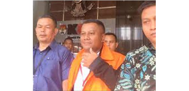 KPK Sita Uang Tunai 3,7 M dari Rumah Orang Tua Bupati Mojokerto KPK Sita Uang Tunai 3,7 M dari Rumah Orang Tua Bupati Mojokerto