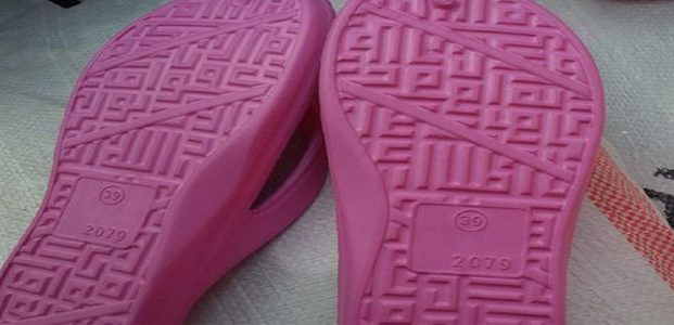 Kabar Beredarnya Sandal Berlafadz Allah, Resahkan Warga Kabar Beredarnya Sandal Berlafadz Allah, Resahkan Warga