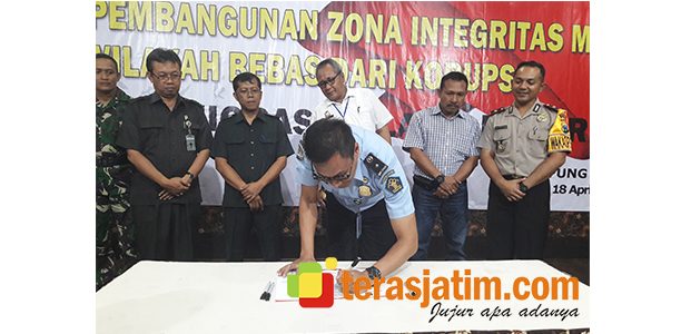 Kantor Imigrasi Kelas II Blitar, Deklarasikan Zona Integritas Wilayah Bebas Korupsi Kantor Imigrasi Kelas II Blitar, Deklarasikan Zona Integritas Wilayah Bebas Korupsi