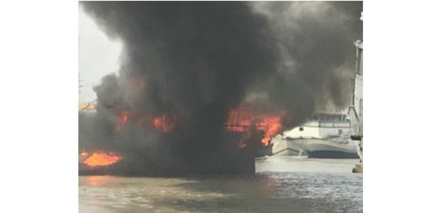 Kapal Sarat Muatan Pupuk Terbakar di Pelabuhan Gresik Kapal Sarat Muatan Pupuk Terbakar di Pelabuhan Gresik