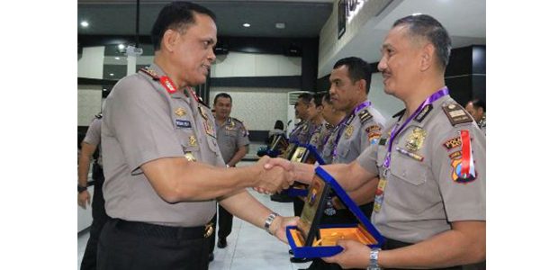 Kapolda Jatim Beri Penghargaan Kepada 6 Polres Kapolda Jatim Beri Penghargaan Kepada 6 Polres