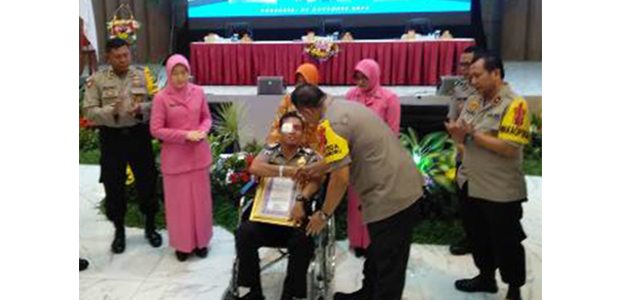 Kapolda Jatim Beri Penghargaan Kepada Bripka Andreas, Korban Penyerangan di WBL Kapolda Jatim Beri Penghargaan Kepada Bripka Andreas, Korban Penyerangan di WBL