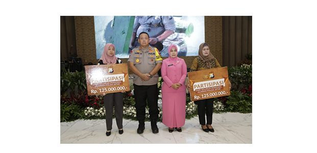 Kapolda Jatim Beri Tali Asih Keluarga Anggota yang Gugur Saat Pengamanan Pemilu Kapolda Jatim Beri Tali Asih Keluarga Anggota yang Gugur Saat Pengamanan Pemilu