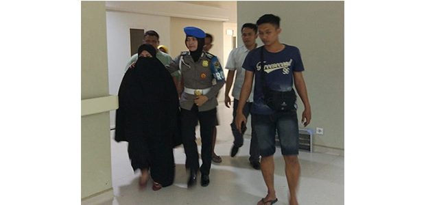 Istri Pemilik Bom Bondet Yang Meledak di Bangil Pasuruan Masih Bungkam Istri Pemilik Bom Bondet Yang Meledak di Bangil Pasuruan Masih Bungkam