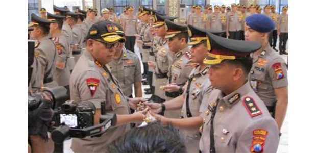 Kapolda Jatim Pimpin Sertijab 15 Kapolres Kapolda Jatim Pimpin Sertijab 15 Kapolres