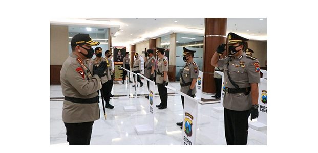 Kapolda Jatim Pimpin Sertijab 4 Pejabat Utama dan 4 Kapolres Kapolda Jatim Pimpin Sertijab 4 Pejabat Utama dan 4 Kapolres