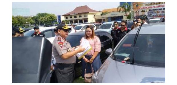 Kapolda Jatim Serahkan Sejumlah Kendaraan Hasil Kejahatan Pada Pemiliknya Kapolda Jatim Serahkan Sejumlah Kendaraan Hasil Kejahatan Pada Pemiliknya