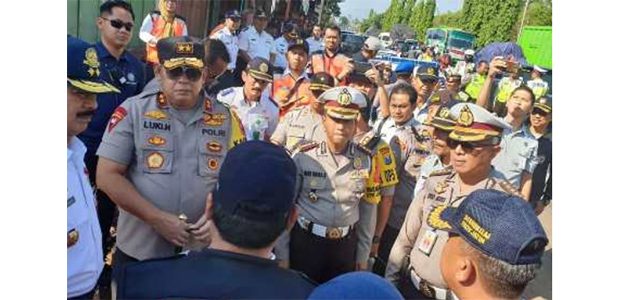 Kapolda Jatim Tinjau Lokasi Laka Lantas Maut di Purwodadi Pasuruan Kapolda Jatim Tinjau Lokasi Laka Lantas Maut di Purwodadi Pasuruan