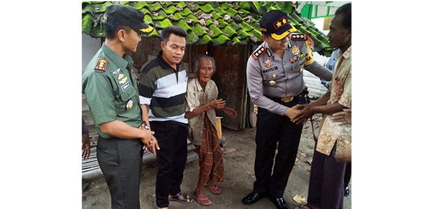 Kapolres Bersama Dandim Bojonegoro Kunjungi Nenek Tua Yang Hidup Sebatang Kara Kapolres Bersama Dandim Bojonegoro Kunjungi Nenek Tua Yang Hidup Sebatang Kara