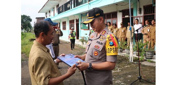 Kapolres Gresik Beri Penghargaan Terhadap Nur Khalim, Guru Yang ditantang Muridnya Kapolres Gresik Beri Penghargaan Terhadap Nur Khalim, Guru Yang ditantang Muridnya