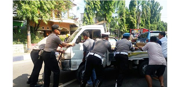 Kapolres Bojonegoro dan Wakilnya, Kompak Dorong Pick Up Mogok Kapolres Bojonegoro dan Wakilnya, Kompak Dorong Pick Up Mogok