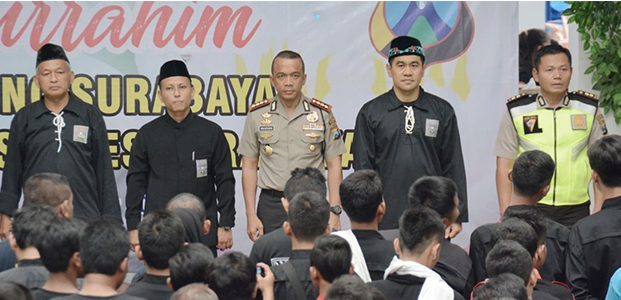 Kapolrestabes Surabaya Dikukuhkan Sebagai Warga Kehormatan PSHT Kapolrestabes Surabaya Dikukuhkan Sebagai Warga Kehormatan PSHT