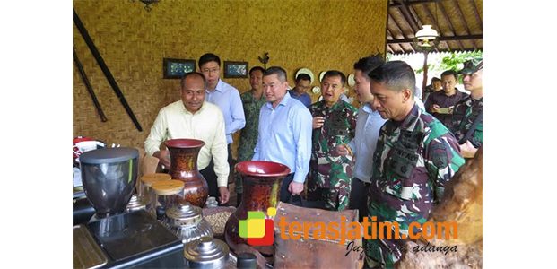 Kasdam Brawijaya dan Danrem Baladhika Jaya Sambut Kedatangan KSAD Singapura Kasdam Brawijaya dan Danrem Baladhika Jaya Sambut Kedatangan KSAD Singapura