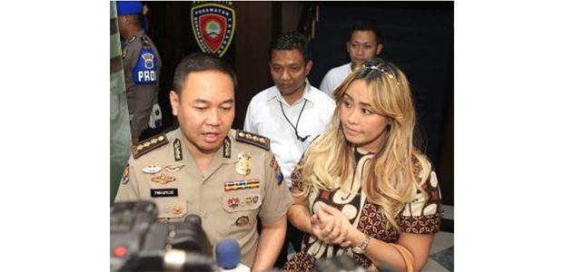 Kasus Investasi Bodong MeMiles, Polda Jatim Periksa Artis Pinkan Mambo Kasus Investasi Bodong MeMiles, Polda Jatim Periksa Artis Pinkan Mambo