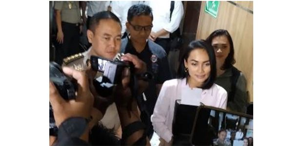 Kasus Investasi Ilegal MeMiles, Penyidik Polda Jatim Periksa Artis Eka Deli Kasus Investasi Ilegal MeMiles, Penyidik Polda Jatim Periksa Artis Eka Deli