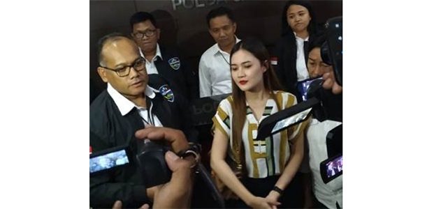 Isu Selingkuh dengan Mantan Bupati, Pedangdut Nella Kharisma Datangi Polda Jatim Isu Selingkuh dengan Mantan Bupati, Pedangdut Nella Kharisma Datangi Polda Jatim