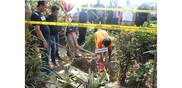 Kasus Penemuan Mayat Perempuan di TPU Tegowangi Kediri Direkonstruksi Kasus Penemuan Mayat Perempuan di TPU Tegowangi Kediri Direkonstruksi