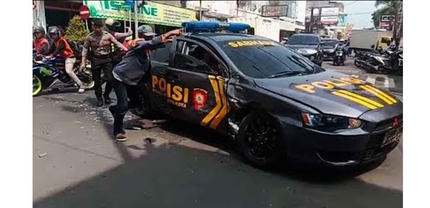 Kawal tahanan, Mobil Patroli Polisi di Mojokerto Ditabrak Truk Kawal tahanan, Mobil Patroli Polisi di Mojokerto Ditabrak Truk